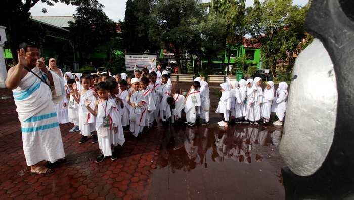 Sejumlah pelajar TK Bina Anaprasa melakukan tawaf saat belajar manasik haji di Surabaya, Jawa Timur, Kamis (11/5/2023). Kegiatan tersebut untuk mengenalkan tata cara melaksanakan haji sejak usia dini kepada anak-anak. ANTARA FOTO/Didik Suhartono/YU