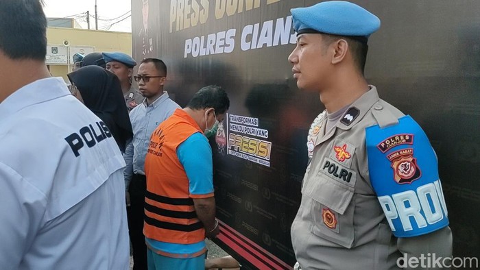 Kepala Desa Sukamanah DH ditangkap polisi terkait kasus korupsi