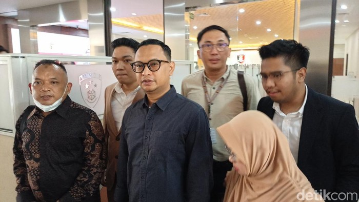 Keponakan Wamenkumham Eddy Hiariej, Archi Bela, (tengah pakai kacamata)