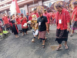 Kompak Kader PDIP di Bali Daftar Bacaleg ke KPU, Diiringi Penari-Petani