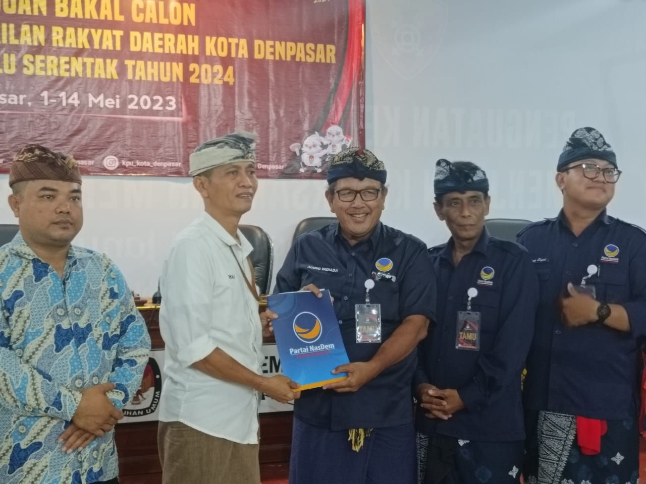 Ketua DPD NasDem Kota Denpasar Anak Agung Ngurah Gede Widiada ketika menyerahkan berkas pendaftaran Bacaleg kepada Ketua KPU Denpasar, I Wayan Arsa Jaya di Kantor KPU Kota Denpasar, Jalan Raya Puputan, Denpasar, Bali pada Kamis (11/5/2023). (Ni Made Lastri Karsiani Putri-detikBali)