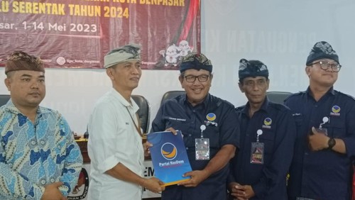 Ketua DPD NasDem Kota Denpasar Anak Agung Ngurah Gede Widiada ketika menyerahkan berkas pendaftaran Bacaleg kepada Ketua KPU Denpasar, I Wayan Arsa Jaya di Kantor KPU Kota Denpasar, Jalan Raya Puputan, Denpasar, Bali pada Kamis (11/5/2023). (Ni Made Lastri Karsiani Putri-detikBali)
