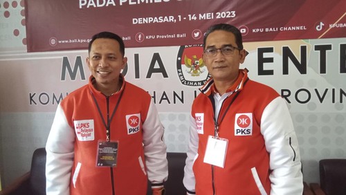 Ketua DPW PKS Bali Hilmun Nabi (kanan) usai mengajukan berkas pendaftaran bacaleg di kantor KPU Bali, Kamis (11/5/2023). (Aryo Mahendro/detikBali).