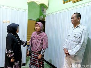 Istri Walkot Eri Takziah ke Rumah Gadis Korban Pembunuhan di Kedung Cowek