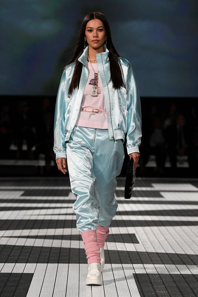 Fashion show koleksi terbaru Chanel Resort 2024 yang digelar di Paramount Studios, Hollywood, California, Amerika Serikat. Foto: dok. Getty Imges.