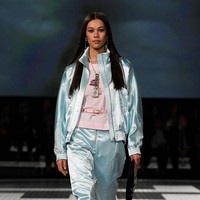 Fashion show koleksi terbaru Chanel Resort 2024 yang digelar di Paramount Studios, Hollywood, California, Amerika Serikat. Foto: dok. Getty Imges.