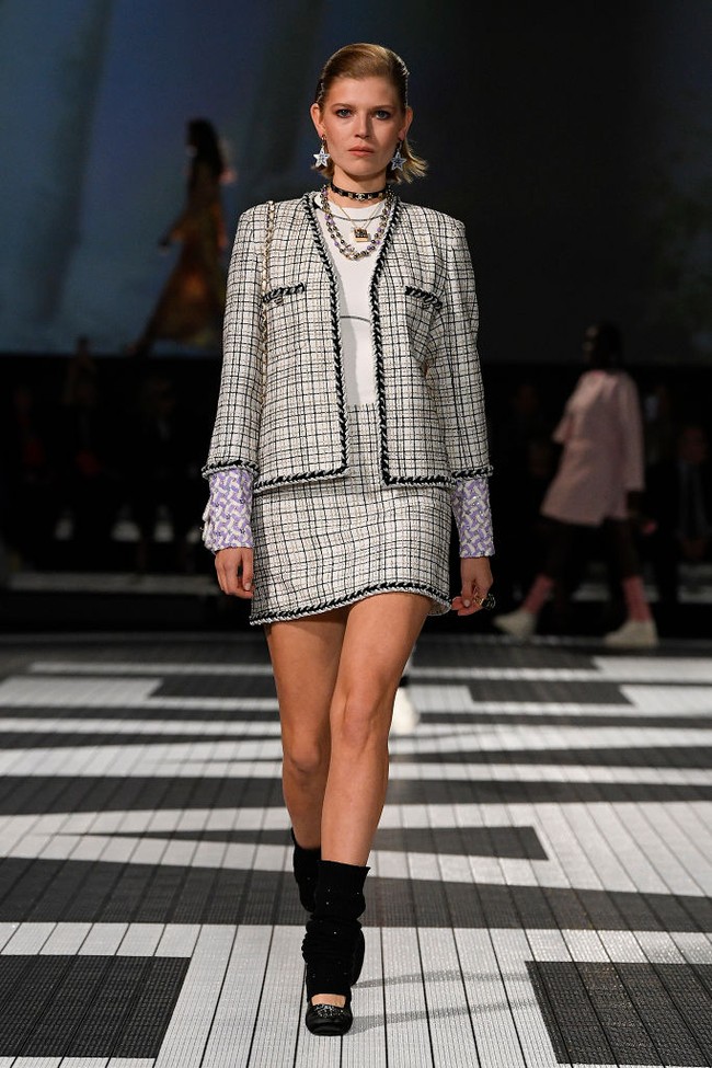 Fashion show koleksi terbaru Chanel Resort 2024 yang digelar di Paramount Studios, Hollywood, California, Amerika Serikat. Foto: dok. Getty Imges.