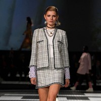 Fashion show koleksi terbaru Chanel Resort 2024 yang digelar di Paramount Studios, Hollywood, California, Amerika Serikat. Foto: dok. Getty Imges.