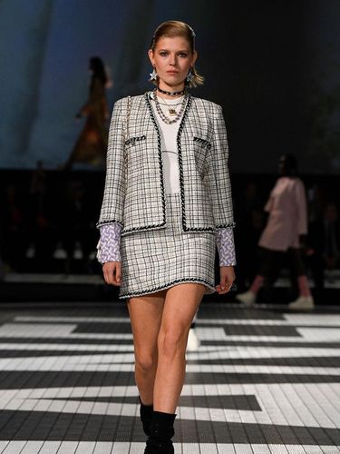 Koleksi Chanel Resort 2024 A model on the runway at Chanel Cruise 2024 Ready To Wear Fashion Show at Paramount Studios on May 9, 2023 in Los Angeles, California. (Photo by Giovanni Giannoni/WWD via Getty Images)