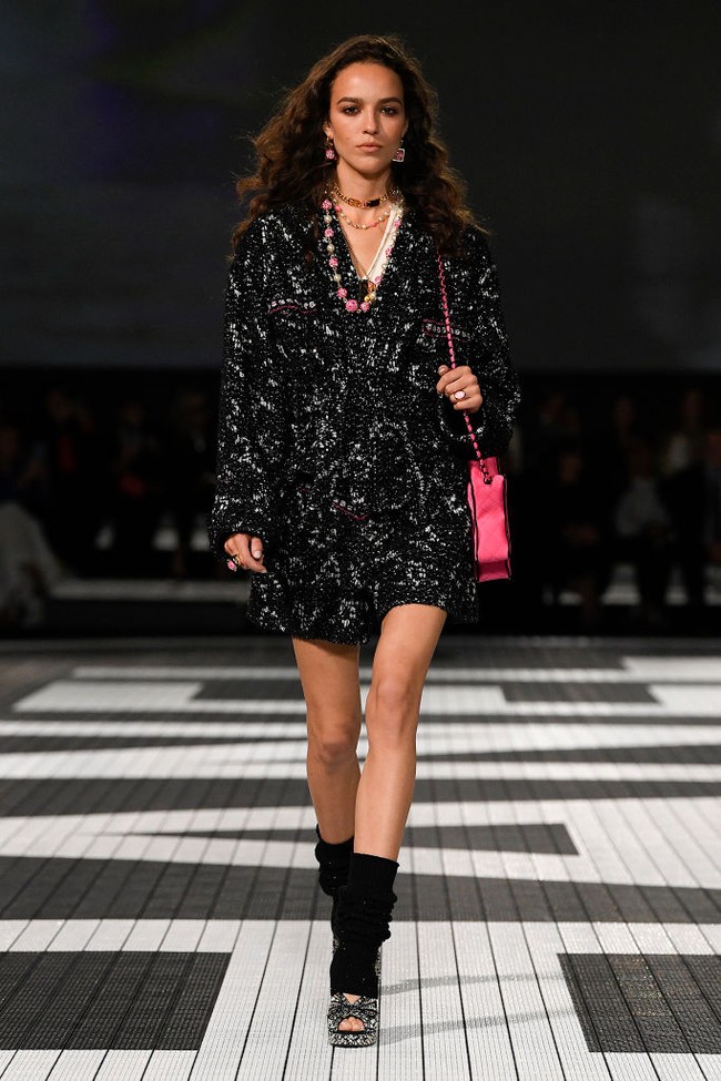 Fashion show koleksi terbaru Chanel Resort 2024 yang digelar di Paramount Studios, Hollywood, California, Amerika Serikat. Foto: dok. Getty Imges.