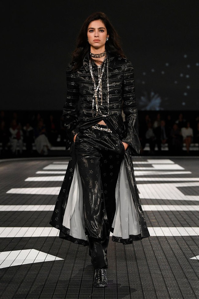 Fashion show koleksi terbaru Chanel Resort 2024 yang digelar di Paramount Studios, Hollywood, California, Amerika Serikat. Foto: dok. Getty Imges.