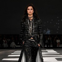 Fashion show koleksi terbaru Chanel Resort 2024 yang digelar di Paramount Studios, Hollywood, California, Amerika Serikat. Foto: dok. Getty Imges.