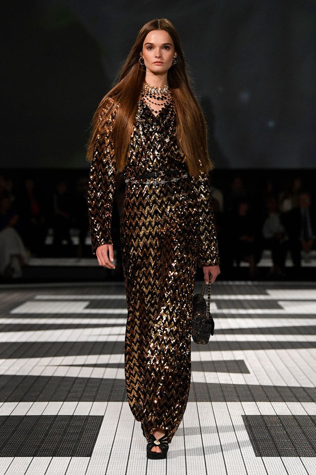 Fashion show koleksi terbaru Chanel Resort 2024 yang digelar di Paramount Studios, Hollywood, California, Amerika Serikat. Foto: dok. Getty Imges.