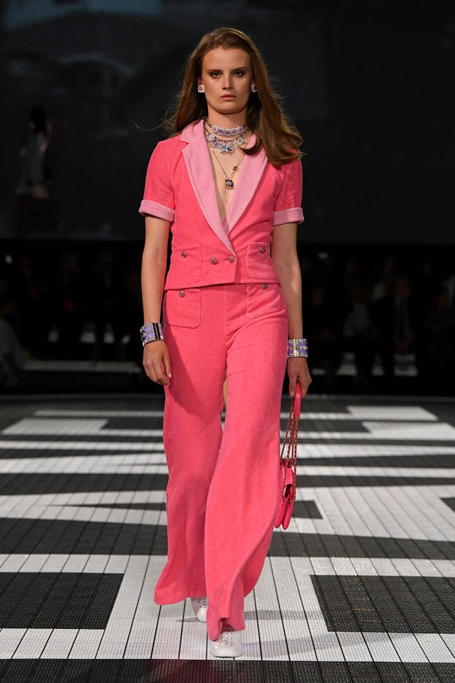 Fashion show koleksi terbaru Chanel Resort 2024 yang digelar di Paramount Studios, Hollywood, California, Amerika Serikat. Foto: dok. Getty Imges.