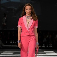 Fashion show koleksi terbaru Chanel Resort 2024 yang digelar di Paramount Studios, Hollywood, California, Amerika Serikat. Foto: dok. Getty Imges.