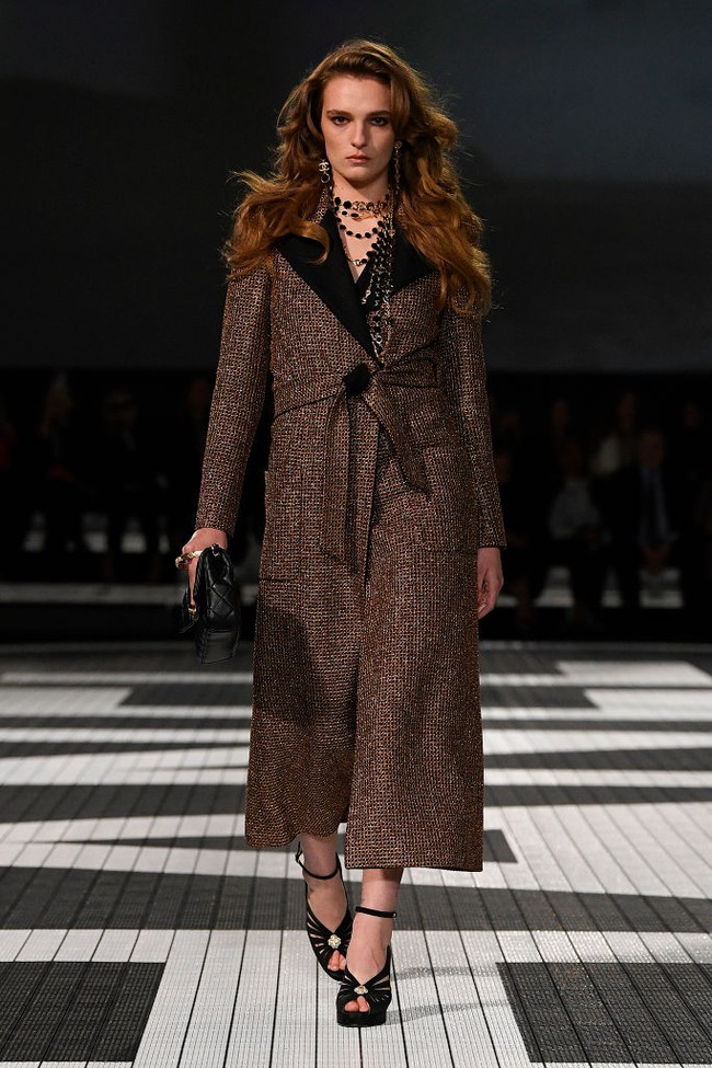 Fashion show koleksi terbaru Chanel Resort 2024 yang digelar di Paramount Studios, Hollywood, California, Amerika Serikat. Foto: dok. Getty Imges.