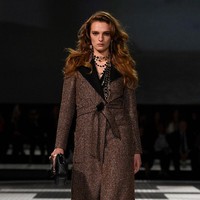 Fashion show koleksi terbaru Chanel Resort 2024 yang digelar di Paramount Studios, Hollywood, California, Amerika Serikat. Foto: dok. Getty Imges.