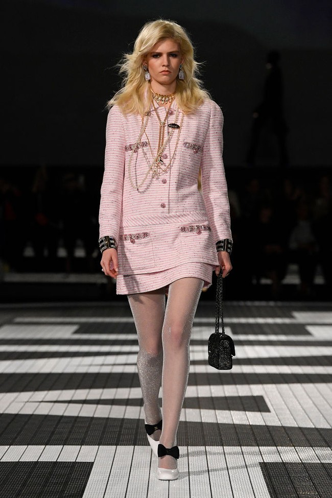 Fashion show koleksi terbaru Chanel Resort 2024 yang digelar di Paramount Studios, Hollywood, California, Amerika Serikat. Foto: dok. Getty Imges.