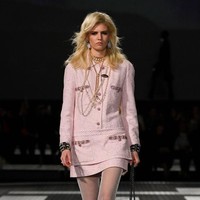 Fashion show koleksi terbaru Chanel Resort 2024 yang digelar di Paramount Studios, Hollywood, California, Amerika Serikat. Foto: dok. Getty Imges.