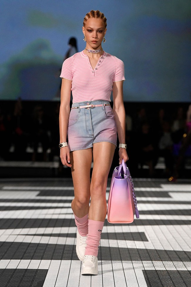 Fashion show koleksi terbaru Chanel Resort 2024 yang digelar di Paramount Studios, Hollywood, California, Amerika Serikat. Foto: dok. Getty Imges.