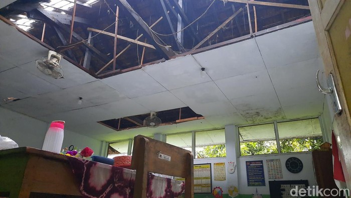 Kondisi SD Negeri (SDN) 1 Muktiharjo, Kecamatan Margorejo, Kabupaten Pati, yang diterjang angin puting beliung, Kamis (11/5/2023).