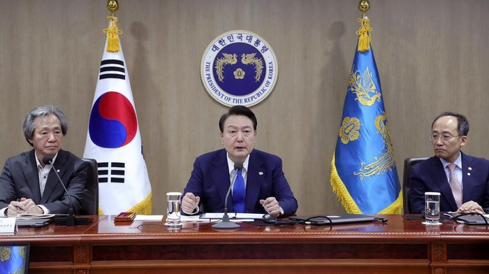 Korea Selatan Cabut Semua Aturan Soal COVID-19, Turis Suka Cita South Korean President Yoon Suk Yeol, center, speaks during a meeting of the Central Disaster and Safety Countermeasures Headquarters about measures to deal with the coronavirus pandemic at the presidential office in Seoul, South Korea, Thursday, May 11, 2023. South Korea will drop its COVID-19 quarantine requirements and end testing recommendations for international arrivals starting next month after the World Health Organization declared the end of the global health emergency. (Yonhap via AP)