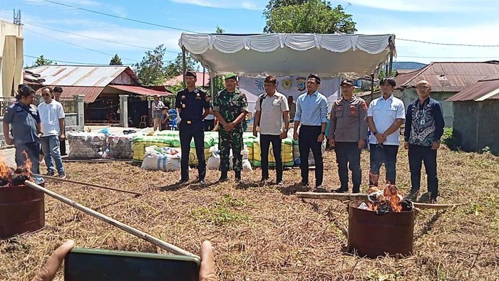 Kementerian Perdagangan melakukan pemusnahan 122 bal baju bekas impor di Minahasa, Sulawesi Utara. Baju tersebut dibakar.