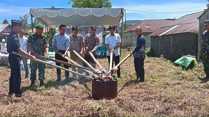 Lagi, Ratusan Juta Baju Bekas Impor Dibakar Kementerian Perdagangan melakukan pemusnahan 122 bal baju bekas impor di Minahasa, Sulawesi Utara. Baju tersebut dibakar.