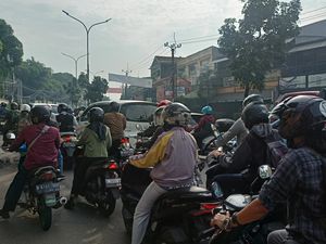 Lalin Ciputat Arah Jakarta Padat Merayap, Warga: Pusing Kena Macet Tiap Pagi