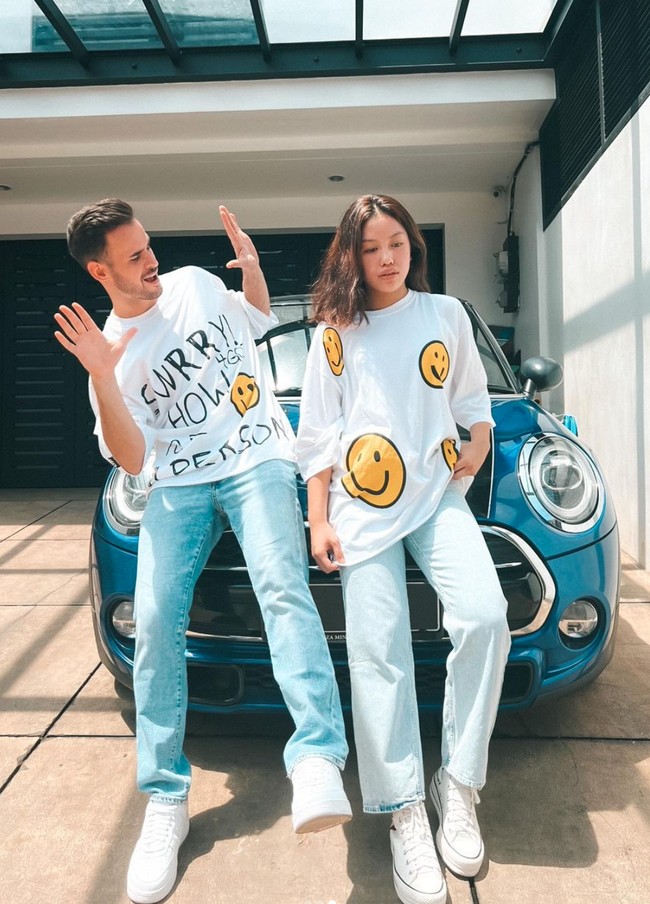 Dalam foto-foto yang diunggah terlihat jika Laura dan Antonio Dedola memang tampaknya cukup dekat. Bahkan kini di akun Instagram pribadinya Laura hanya mem-follow akun Instagram Antonio Dedola, tidak demikian dengan akun Instagram Nikita Mirzani. Foto: Instagram/@toni.dedola