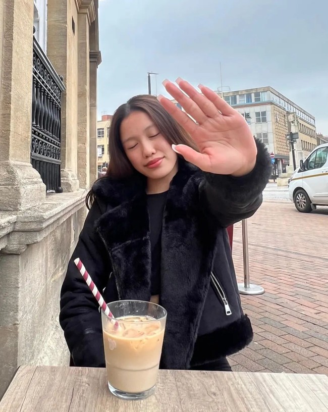 Saat ini Lolly tengah menempuh pendidikannya di London. Tadinya Lolly tampak cukup aktif membagikan foto-fotonya. Namun kini ia terlihat telah menghapus unggahan-unggahannya di Instagram. Foto: Instagram/@lollystars_family