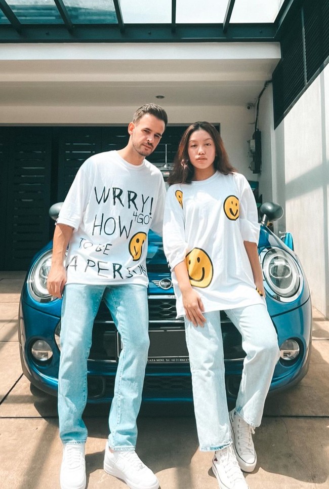 Putri sulung Nikita Mirzani, Laura Meizani belakangan tengah disorot. Melalui akun Instagram pribadinya di @1aurabd, Laura terlihat unfollow akun Instagram sang bunda. Tak hanya itu saja, ia juga menggunakan nama belakang Dedola di keterangan bio Instagramnya itu. Foto: Instagram/@toni.dedola