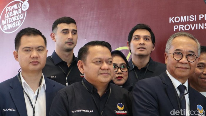 Lucky Hakim dan Ali Syakieb daftar bacaleg ke KPU Jabar.