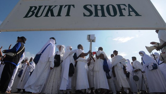 Sejumlah calon jemaah haji kabupaten Klaten melakukan tawaf saat mengikuti manasik haji di Klaten, Jawa Tengah, Kamis (11/5/2023). Manasik haji tersebut untuk meningkatkan kualitas pemahaman dalam pelaksanaan ibadah haji 1444 H/ 2023 M di Arab Saudi. ANTARA FOTO/Aloysius Jarot Nugroho/YU