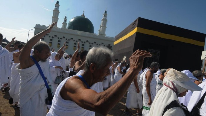 Sejumlah calon jemaah haji kabupaten Klaten melakukan tawaf saat mengikuti manasik haji di Klaten, Jawa Tengah, Kamis (11/5/2023). Manasik haji tersebut untuk meningkatkan kualitas pemahaman dalam pelaksanaan ibadah haji 1444 H/ 2023 M di Arab Saudi. ANTARA FOTO/Aloysius Jarot Nugroho/YU