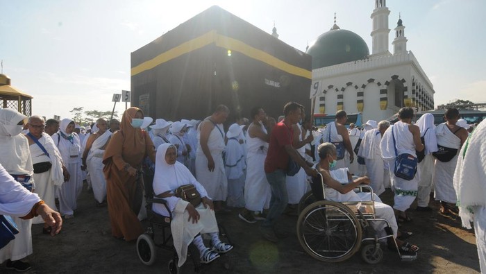 Manasik Calon Jemaah Haji di Klaten Sejumlah calon jemaah haji kabupaten Klaten melakukan tawaf saat mengikuti manasik haji di Klaten, Jawa Tengah, Kamis (11/5/2023). Manasik haji tersebut untuk meningkatkan kualitas pemahaman dalam pelaksanaan ibadah haji 1444 H/ 2023 M di Arab Saudi. ANTARA FOTO/Aloysius Jarot Nugroho/YU