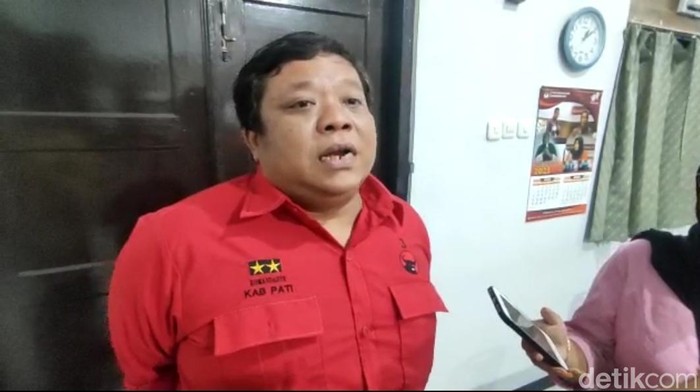 Mantan Ketua KPU Pati Imbang Setiawan yang mencaftar bacaleg dari PDIP, di kantor KPU Pati, Kamis (11/5/2023).