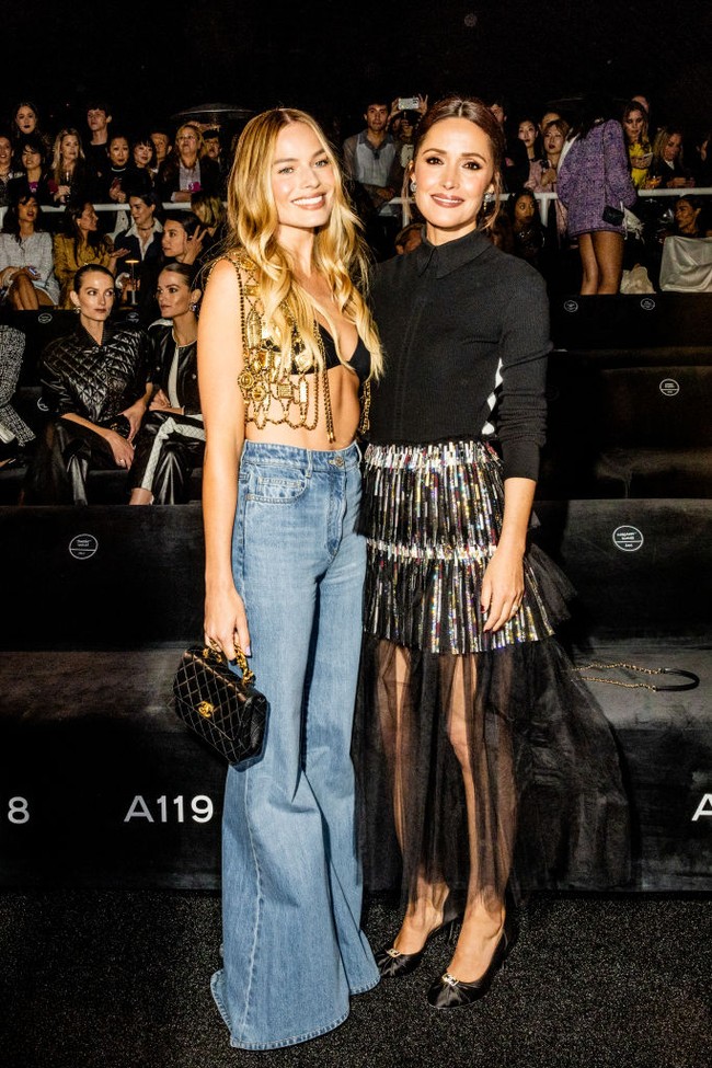 Dalam acara tersebut, Margot Robbie menyempatkan pose bersama bintang X-Men, Rose Byrne. Foto: Getty Images