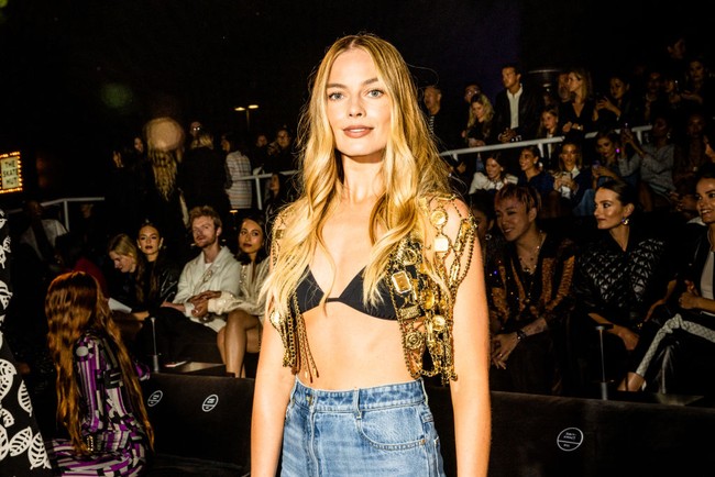 Sejumlah artis hadir di fashion show Chanel Cruise 2023/24 yang digelar di Los Angeles, AS, Selasa (9/5/2023). Salah satunya yang mencuri atensi adalah Margot Robbie. Foto: Getty Images