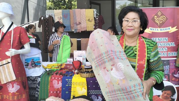 Maria Elisabeth C. Pranda memperlihatkan kain tenun Manggarai Barat motif Manuk.  Produknya tenunnya ikut Pameran UMKM di Festival Budaya Gua Batu Cermin, Labuan Bajo. (Ambrosius Ardin)