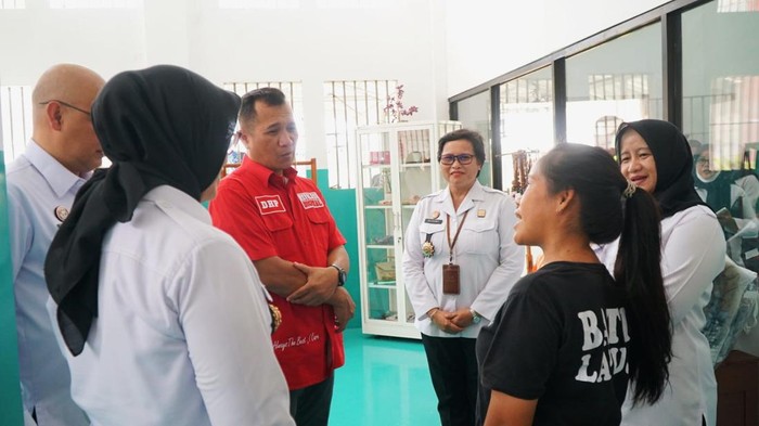 Direktur Jenderal Hak Asasi Manusia (Dirjen HAM) Kementerian Hukum dan HAM, Dhahana Putra, berdialog dengan terpidana mati kasus narkoba asal Filipina, Mary Jane Veloso di Lapas Perempuan Kelas IIB Jogja.