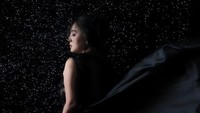 Ini dia salah satu gaya foto Mawar Butterfly saat dijepret dari kamera Darwis Triadi. Foto: instagram Mawar Butterfly