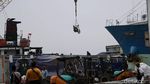Melihat Bongkar Muat Motor Saat Banjir Rob di Pelabuhan Sunda Kelapa