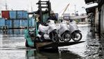 Melihat Bongkar Muat Motor Saat Banjir Rob di Pelabuhan Sunda Kelapa
