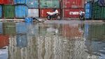 Melihat Bongkar Muat Motor Saat Banjir Rob di Pelabuhan Sunda Kelapa