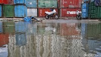 Saat ini Pelabuhan Sunda Kelapa sedang mengalami kenaikan air pasang laut atau rob. Meskipun sedang dilanda banjir rob, bongkar muat tetap dilakukan.