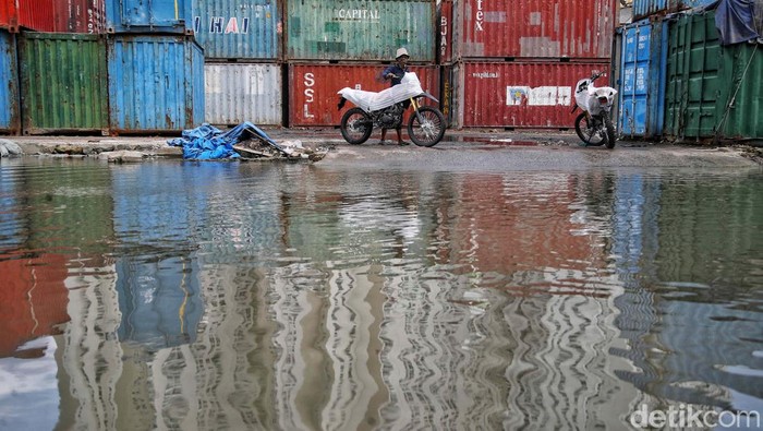 Melihat Bongkar Muat Motor Saat Banjir Rob di Pelabuhan Sunda Kelapa Bongkar muat motor di pelabuhan Sunda Kelapa tetap berjalan meski sedang ada banjir rob. Begini potretnya.