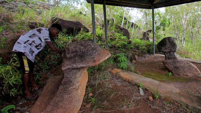 Melihat Masa Prasejarah di Papua Lewat Susunan Batu Megalitik Pengunjung mengamati salah satu batu di Situs Megalitik Tutari, Distrik Waibo, Kabupaten Jayapura, Papua, Rabu (10/5/2023). Situs yang berada di Pegunungan Cycloop tersebut merupakan tempat mempelajari masa prasejarah di Papua karena terdapat beragam bentuk batu megalitik, seperti susunan batu temu gelang, batu berjajar, batu-batu berlukis, dan kelompok menhir. ANTARA FOTO/Gusti Tanati/app/aww.