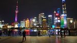 Memandang Gemerlap Kota Shanghai di Malam Hari