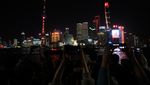 Memandang Gemerlap Kota Shanghai di Malam Hari